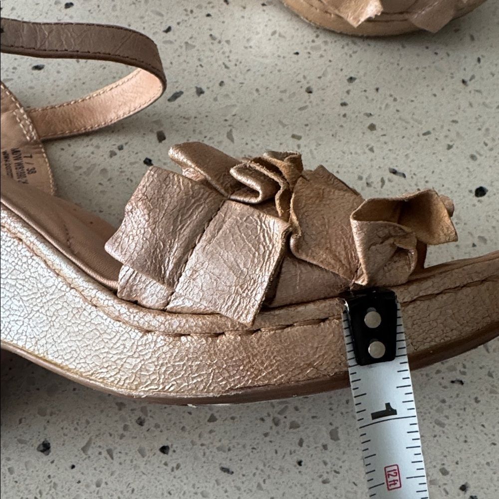 Born Elegant Metallic Tan Leather Wedge Sandals Slingback Comfort Shoes Size 7M - Picture 7 of 12